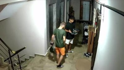 Adana'da göbek atarak ayakkabı çalan gençler