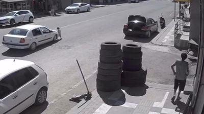 Şanlıurfa'da anne ve babasından kaçan çocuğa otomobil çarptı: 10 metre savruldu