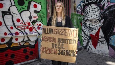 ABD’li aktivist McLaughlin’den Kadıköy’de sessiz Gazze protestosu