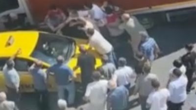 İstanbul'da taksici ile kamyon şoförü arasında yol verme kavgası çıktı