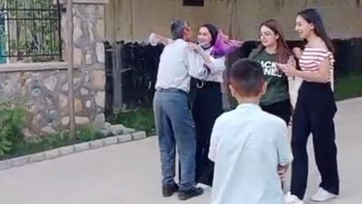 Muş'ta babasının sınav çıkışı çiçeklerle karşıladığı Çimen, üniversiteyi kazandı