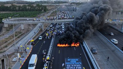 İsrailliler Tel Aviv'de esirelerin geri getirilmesi için protesto düzenledi