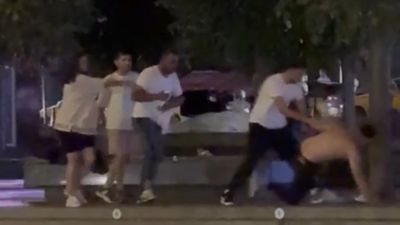 İstanbul'da tekmeli yumruklu kavga: Ayırmaya çalışan kadınlar da darbelerin hedefi oldu