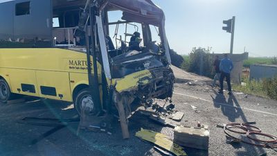 Mardin'de özel halk otobüsü ile tır çarpıştı: 1 ölü, 9 yaralı