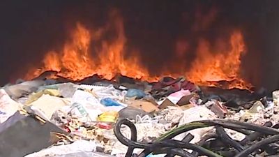 Buca'da toplanmayan çöplerin olduğu alanda yangın