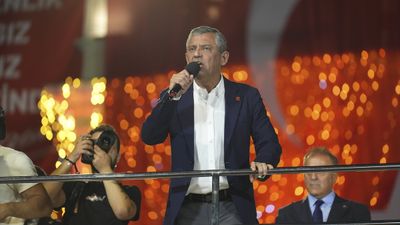 Özgür Özel'den Akın Gürlek'e tehdit