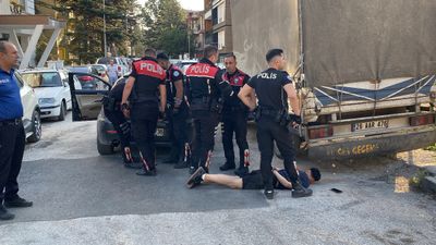 Eskişehir'de 'dur' ihtarına uymayan sürücü polisten kaçarken camdan hassas terazi attı