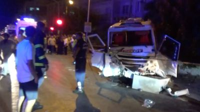 Aydın'da minibüs ile otomobil çarpıştı, 11 kişi yaralandı: Kopan kulağı aradılar