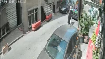 İstanbul'da seyyar satıcı, tartıştığı müşterisine kamyonetle çarptı