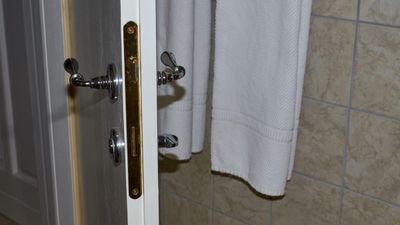 Otelde bu yüzden kapı kolunun üzerine havlu asmalısınız