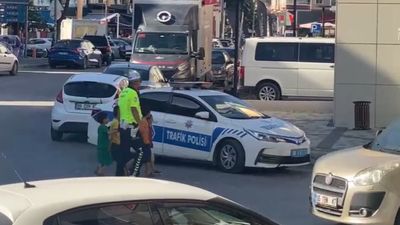 Ankara'da trafik polisi, 4 çocuğu yolun karşısına geçirdi