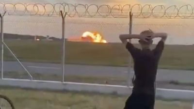 Polonya’da gösteri provası sırasında F-16 savaş uçağı düştü