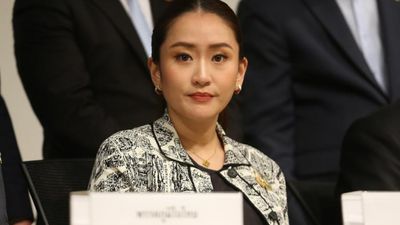 Tayland'da başbakan görevden azledildi