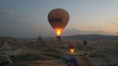 Kapadokya'da balonlar Türk bayraklarıyla uçtu