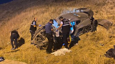 Ankara'da otomobil kaldırıma çarparak takla attı: 1 kişi hayatını kaybetti