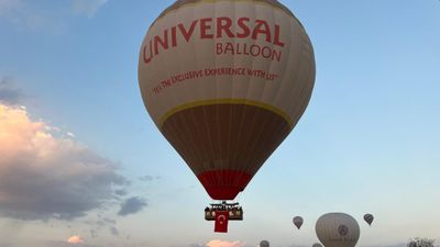 Kapadokya'da balonlar, Türk bayrakları ile havalandı