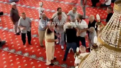 Sakarya'da camide vaaz kavgası: Cemaat birbirine girdi