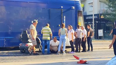 Antalya'da engelli vatandaş akülü aracıyla tramvaya çarptı