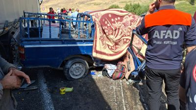 Hakkari'de kamyonet ile tırın çarpıştığı kazada 4 kişi hayatını kaybetti