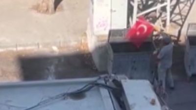 Burdur'da temizlik işçisinin bayrak hassasiyeti takdir topladı