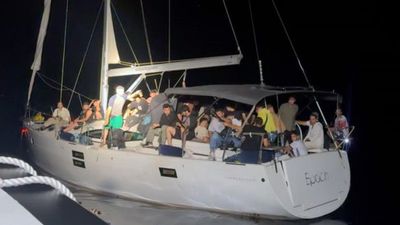 Muğla açıklarında sürüklenen teknedeki 56 göçmen kurtarıldı