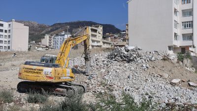 Hatay'da yıktığı binanın altında kalmaktan saniyelerle kurtuldu