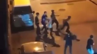 Bursa'da kalabalık bir grup tarafından darbedilen genç, esnafa sığındı