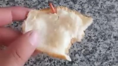 Diyarbakır'da marketten aldığı ekmeğin içinden kablo çıktı