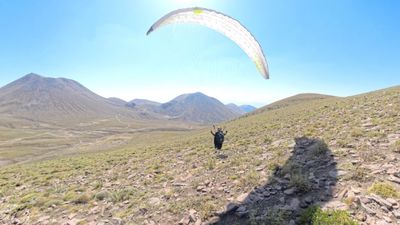 Yamaç paraşütü ile Erciyes'in zirvesine yaklaştılar