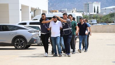 Adana'da 3 günde 2 defa iş yerini kurşunladılar: Terlikli şebeke, polis operasyonuyla yakalandı