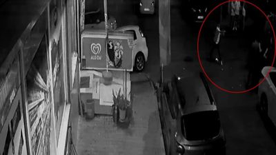 İstanbul'da 20 yaşındaki gencin sokak ortasında silahla vurularak öldürüldüğü anlar kamerada