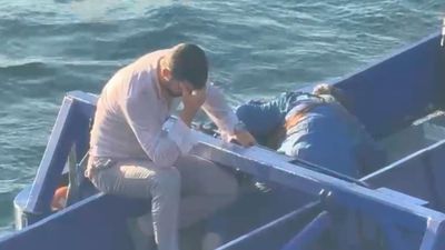 İstanbul'da Galata Köprüsü'nden düşen kadını vatandaş kurtardı