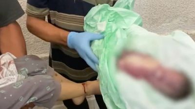 İsrail bir anneyi karnındaki bebekle öldürdü