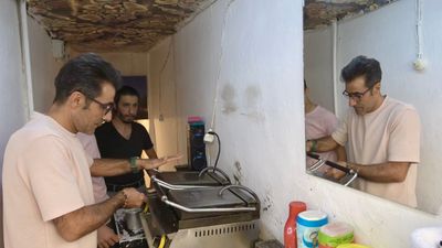 Mardin'de 3 metrekarelik dükkanla çocuklarını okuttu