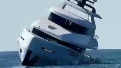 Zonguldak'ta lüks yat, denize indirildikten 15 dakika sonra battı