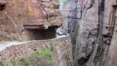 Bu yollar ter döktürüyor: Dünyanın en tehlikeli 7 yolu