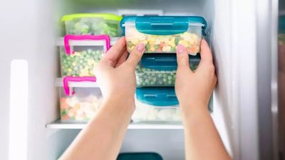 Uzmanlar uyarıyor: Asla plastik kaplarda saklamamanız gereken yiyecekler