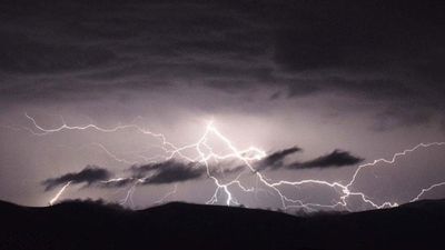 Erzurum'da yıldırım isabet eden baba ile oğlu can verdi