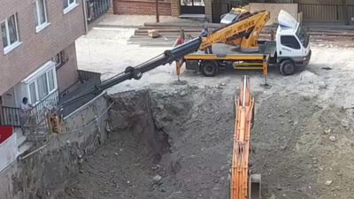 İstanbul'da temel kazısı sırasında bina girişi çöktü: Evlerine vinçle girdiler