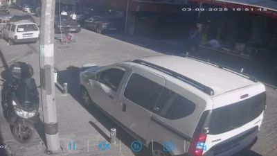 İstanbul'da kovaladığı çocuğa otomobil çarptı: Yere düşünce tekme ve yumrukla darbetti