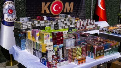 İzmir'de 100 bine yakın kaçak puro ve sigara ele geçirildi