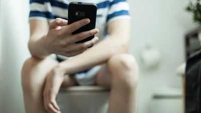 Tuvaletteyken akıllı telefonla vakit geçirmek hemoroid riskini artırıyor