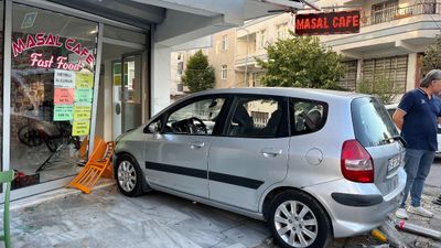 İstanbul'da fren yerine gaza bastı, önce yayaya ardından büfeye çarptı