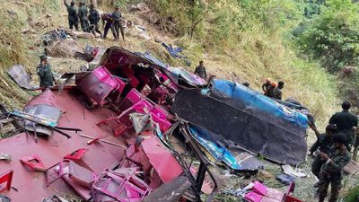 Sri Lanka'da yolcu otobüsü uçuruma yuvarlandı: 15 ölü