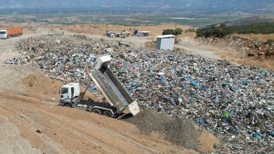 İzmir'de çöp krizi bitmek bilmiyor: Belediyenin uygulamasına jandarmadan operasyon