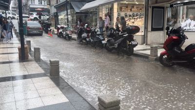 Bandırma'da sağanak yağış: Trafikte aksamalara neden oldu