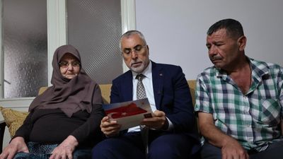 Vedat Işıkhan, Cumhurbaşkanı Erdoğan'ın mektubunu şehit ailesine teslim etti