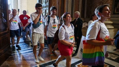 Vatikan'da ilk resmi LGBTQ+ hac ziyareti: Binden fazla eşcinsel katıldı