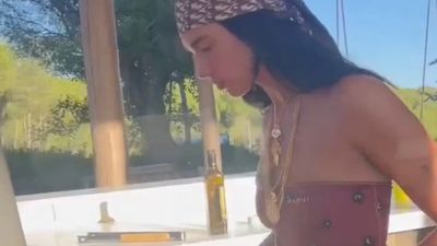 Dua Lipa mangal başında yeteneklerini sergiledi