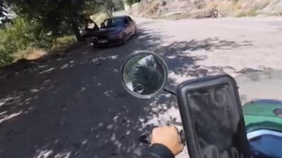 Kayseri'de motosikletli gezgine önce hakaret ettiler sonra taşla kovaladılar